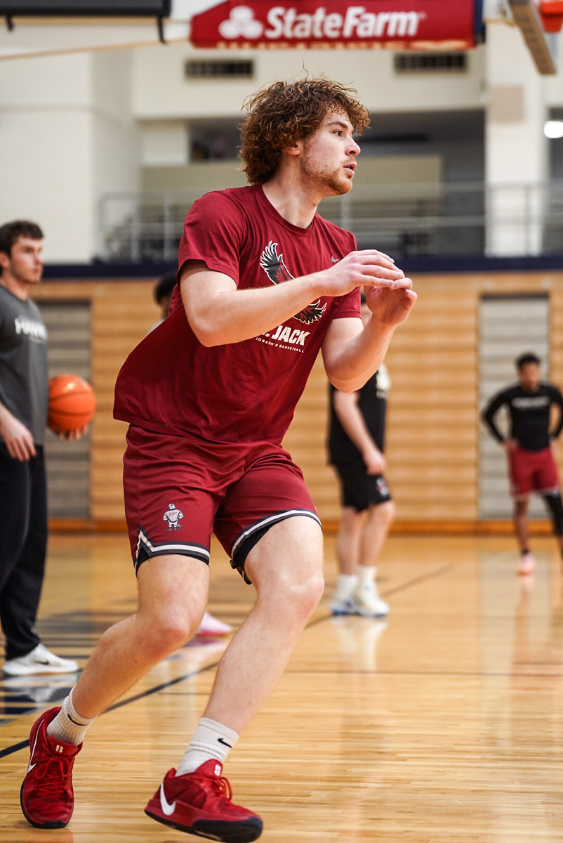  Getting ready to catch a ball from a outlet pass